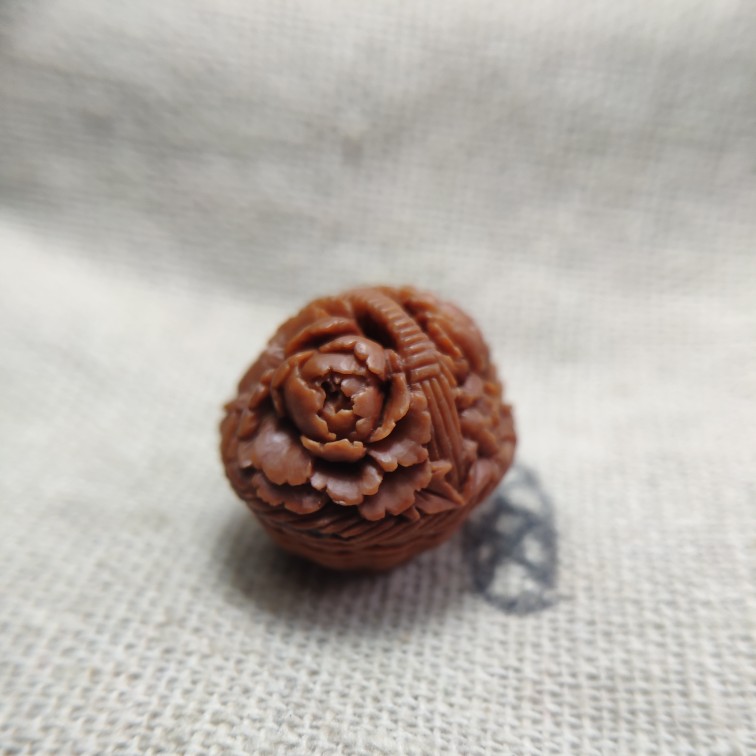 Dragon Grain Walnut Nuclear Engraving Boutique Flower Basket rich and expensive article Nuclear engraving Original pure handmade wild peach hooded Peach Basket