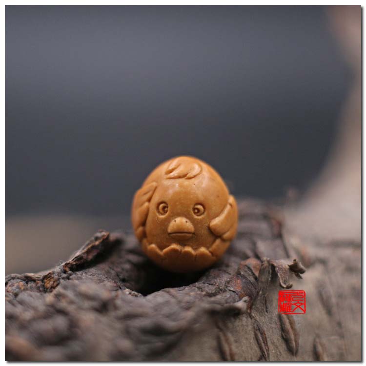 One-article core carving dragon pattern peach core carving boutique twelve zodiac chicken cartoon chicken. Paying tribute to the newborn