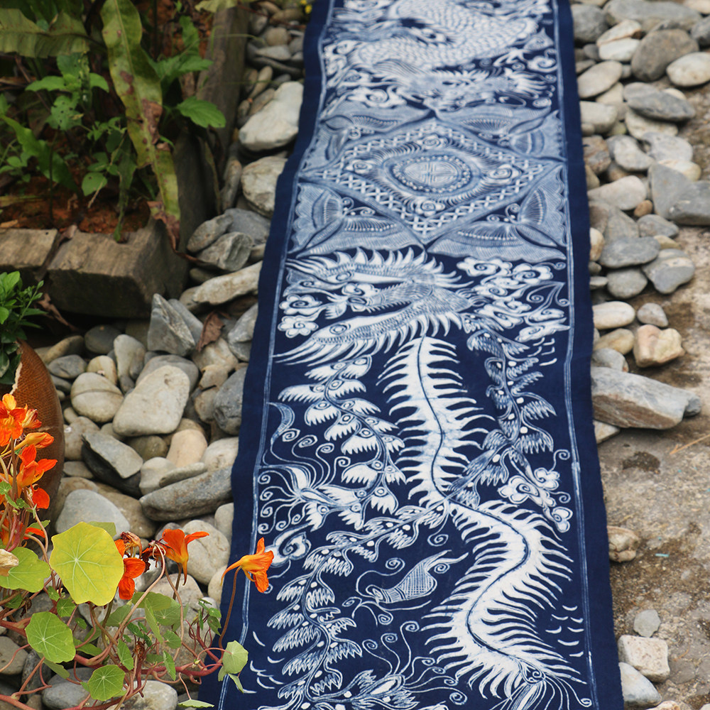 Leaning mountain people Guizhou handicrafts grass wood dyeing blue dyeing table flag tea mat handmade cloth Miao batik Long 200cm