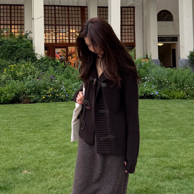 Romi Studio “Retro Style” 3-Needle Wool Blended Yarn Horn Button Thick Sweater Cardigan Rwcwst6681