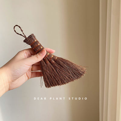 Mini brown broom, thick household dust-removing and cleaning brush, old-fashioned handcrafted small broom for desktop, sofa and bed