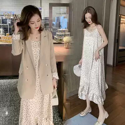 Pregnant women spring and summer clothing 2021 New Korean version of small suit wave dot suspender long skirt set slim two-piece dress