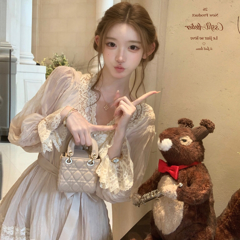Birthday Dress with a High-End French Style, Elegant Dress for a Wealthy Young Lady, Waist-Cinching, Slimming, Bell Sleeves, V-Neck Dress for Women in Autumn