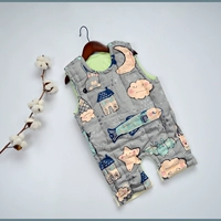 Серые животные летом.