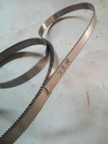 Double-sided tooth band saw blade rock wool clay rigid foam phenolic insulation board cutting back and forth with tooth saw on both sides