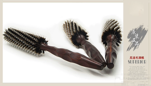 Инструменты с парикмахерскими расчесыванием цилиндрические расчесывание укладки волос Профессиональные щетинки, потирая левую руку.