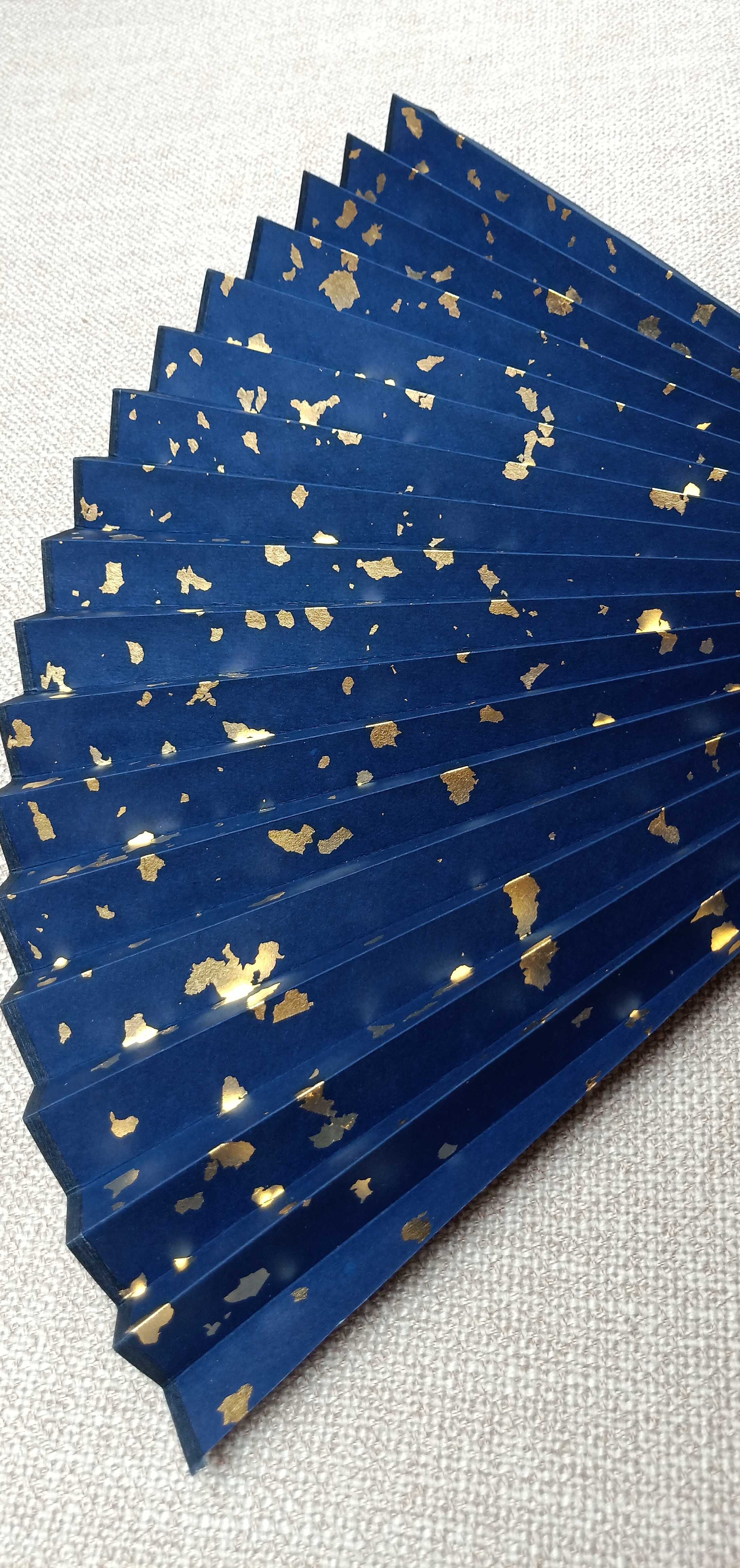 Nine inches and nine five inches of Tibetan blue sprinkled gold fan surface Real gold leaf Su Gong leather paper text play folding fan fan surface 9 inches 95 inches