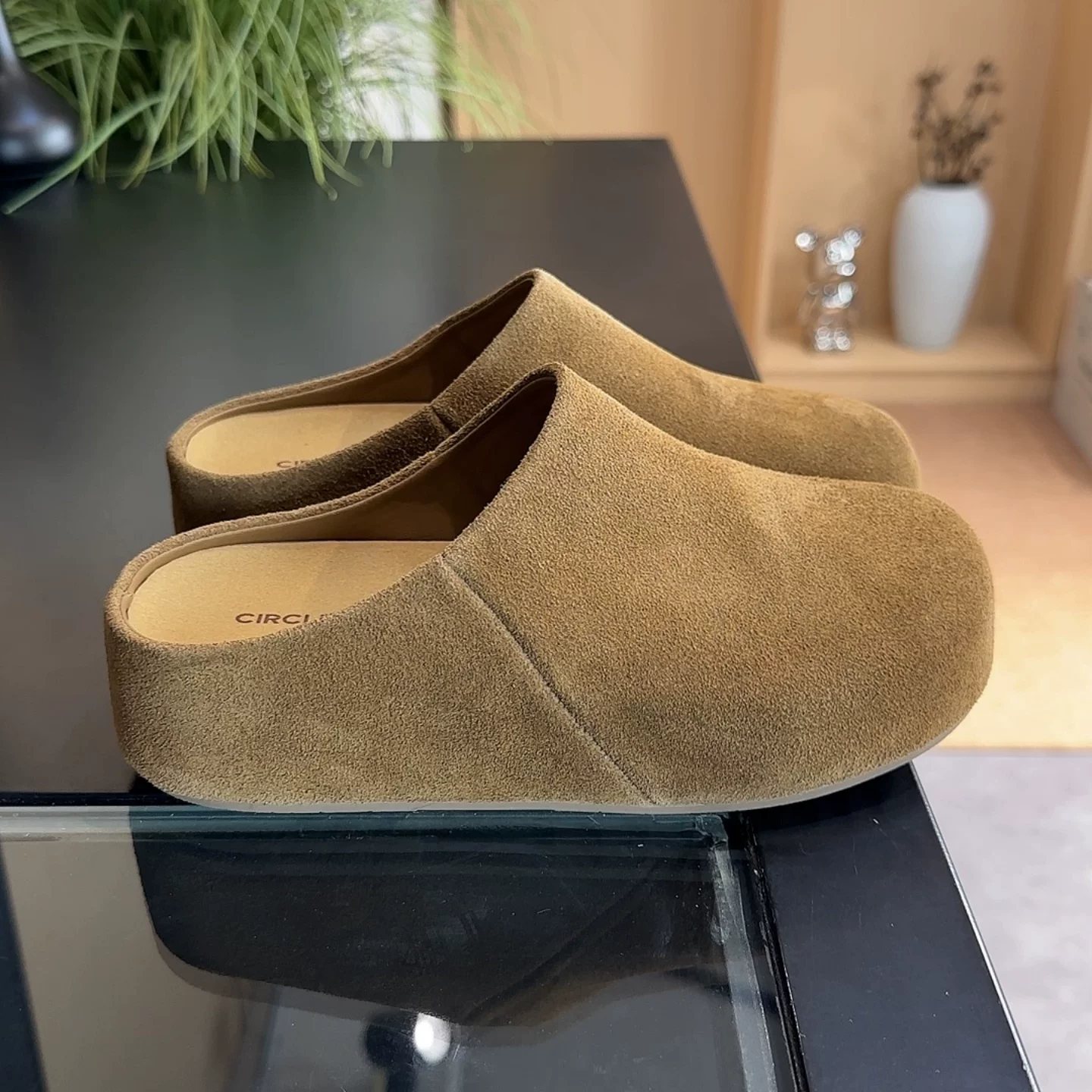 Улучшенная по высоте полурелакс Birkenstock кожаные сабо на толстой подошве 2026 год, новые, маленький картофель, ленивые тапочки Birkenstock с передником для женщин на прогулку на улице