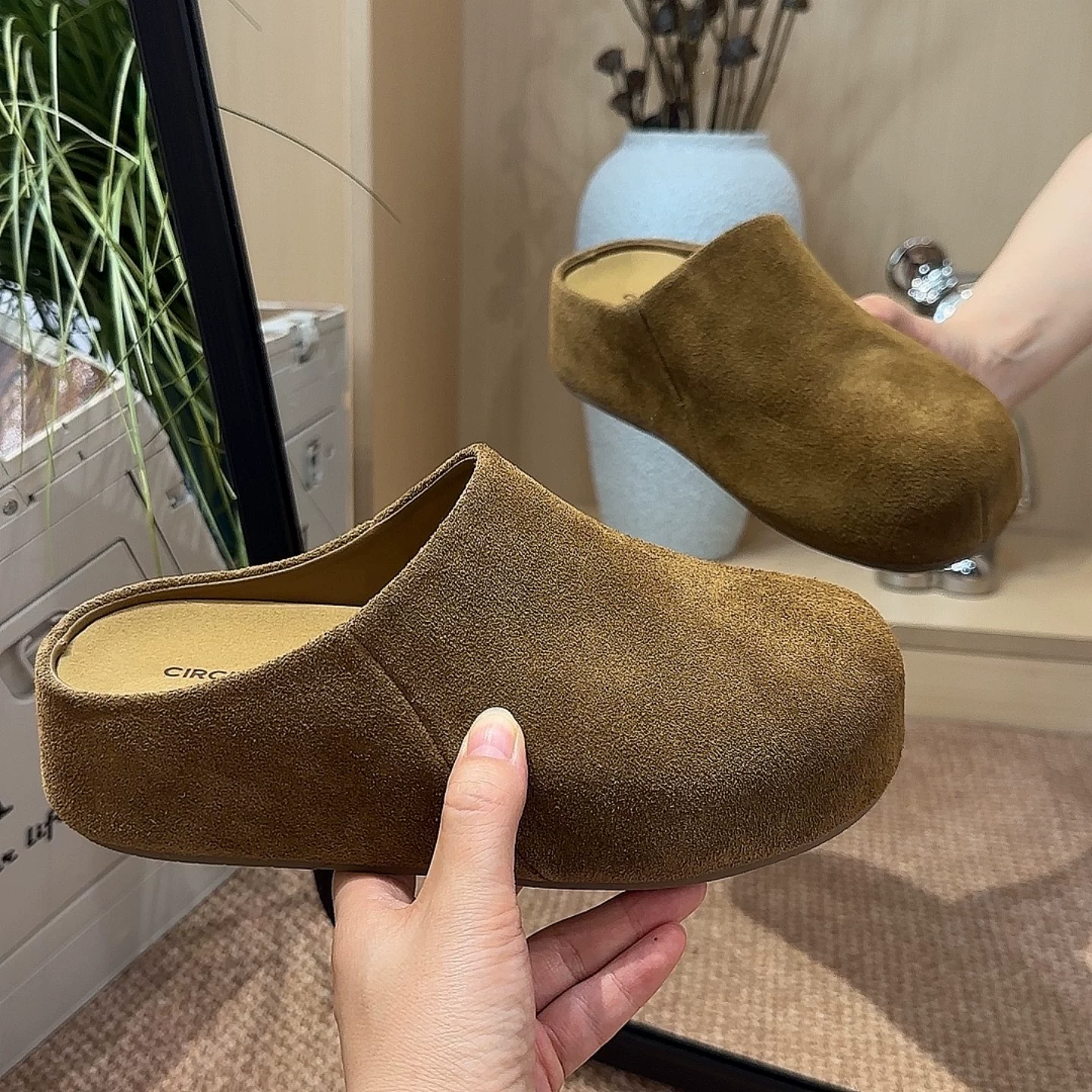 Улучшенная по высоте полурелакс Birkenstock кожаные сабо на толстой подошве 2026 год, новые, маленький картофель, ленивые тапочки Birkenstock с передником для женщин на прогулку на улице
