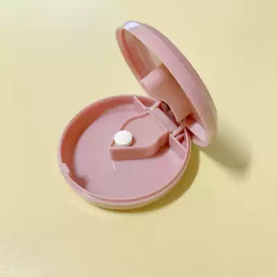 Round plastic stainless steel blade drug cutter drug dispenser(please note that the color is randomly sent by default when taking pictures)