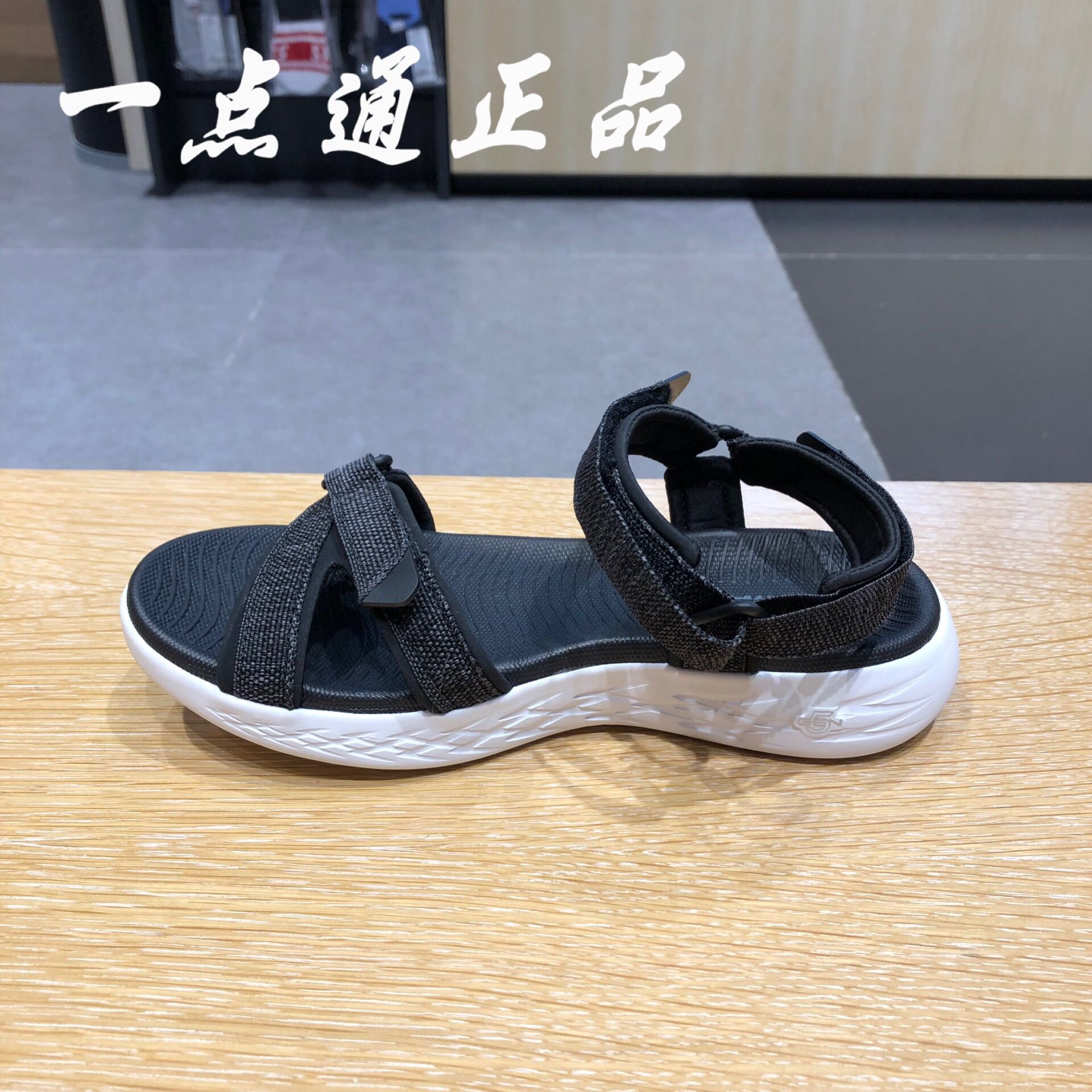 Skechers Skechers Dép nữ thông thường Giày thể thao Giày đi biển Velcro Dép siêu nhẹ nữ 15315 - Giày thể thao / sandles dép quai hậu bitis nữ