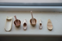 Как показано на рисунке, для пакета не маленькая деревянная чашка