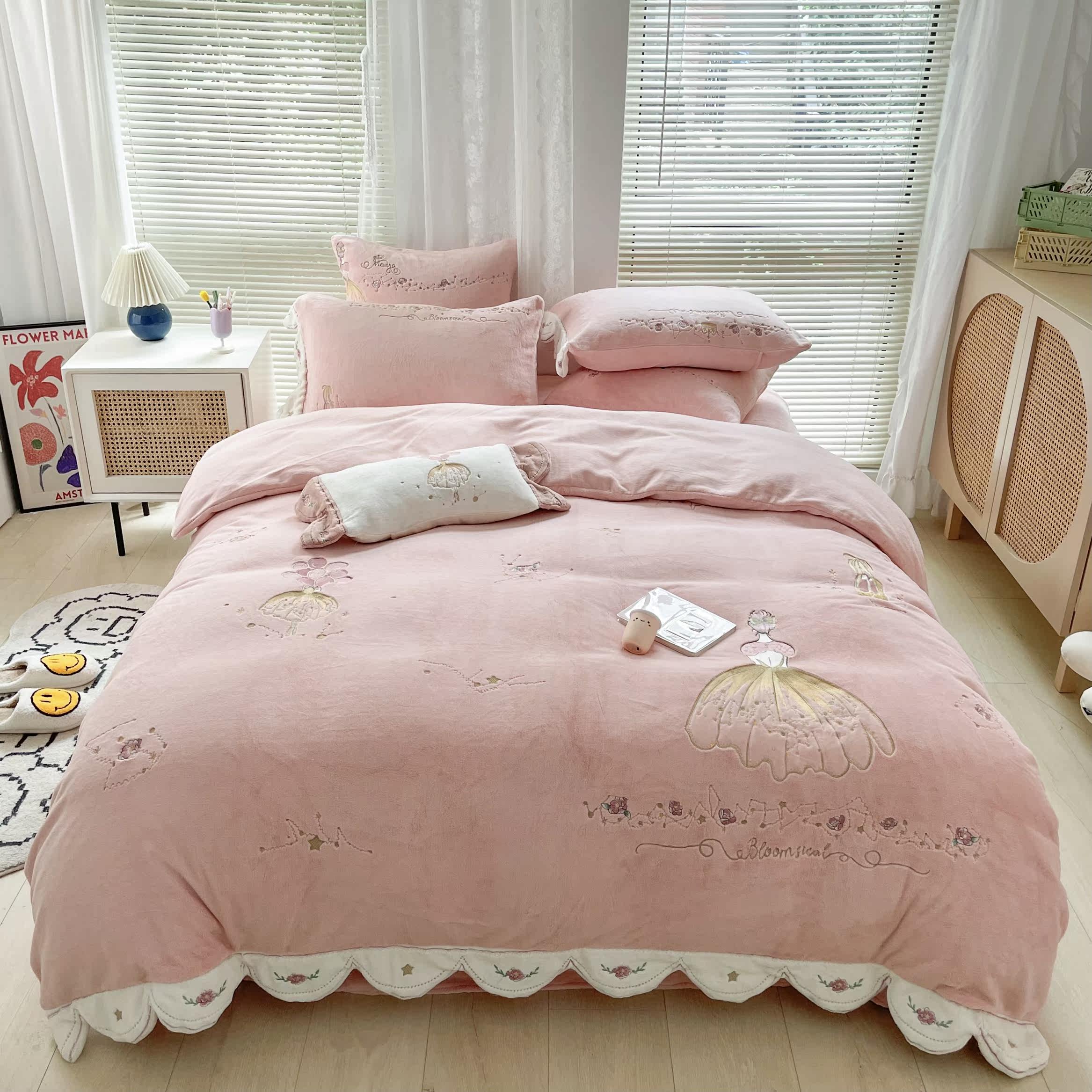 Winter baby soft skin thickened milk - ply embroidery four - piece sets without static electricity