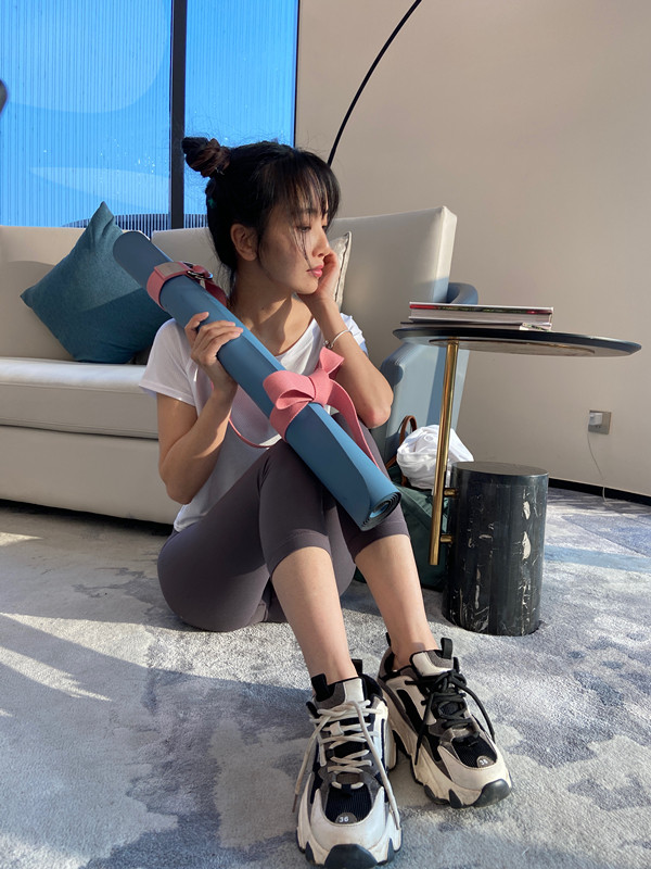 July yoga ultra-thin portable local tyrant yoga mat (out of stock for a long time) (free pink strap)