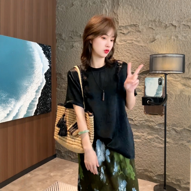 Plus-Size Women's Black Acetate Hollow-Out Lace Short-Sleeve T-Shirt, New Style for Slightly Plump Women, Loose Fit, Slimming Texture Top