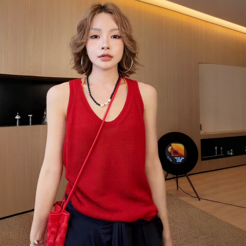 Plus Size V-Neck Red Knitted Vest for Women in Summer, Suitable for Chubby Women, Can Be Worn Outside to Cover Side Breasts and Look Slimmer, Sleeveless Camisole Top