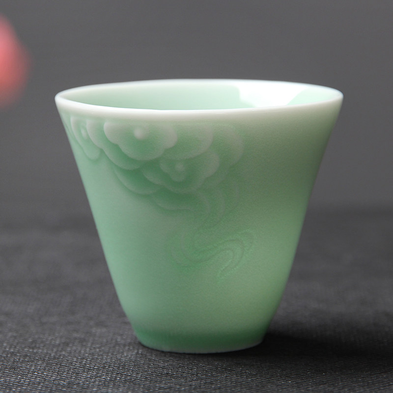 Dragon Quanqing Porcelain Handmade Cup Master Cup Tasting Cup Tasting Cup Kongfu Tea Furniture Auspicious Cloud Relief Tea Cup Pu-erh Tea Brevisi Cup
