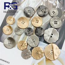 Autumn and winter new metal button four-eyed button wavy irregular stripe buckle gold overcoat button suit buckle Joker