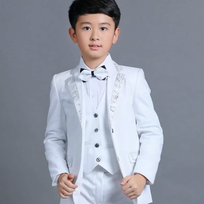 Bắt đầu từ cậu bé chiếc váy childrens nhỏ phù hợp với phù hợp với Flower boy đàn piano hiệu suất phù hợp với bộ vest trắng vừa trẻ.