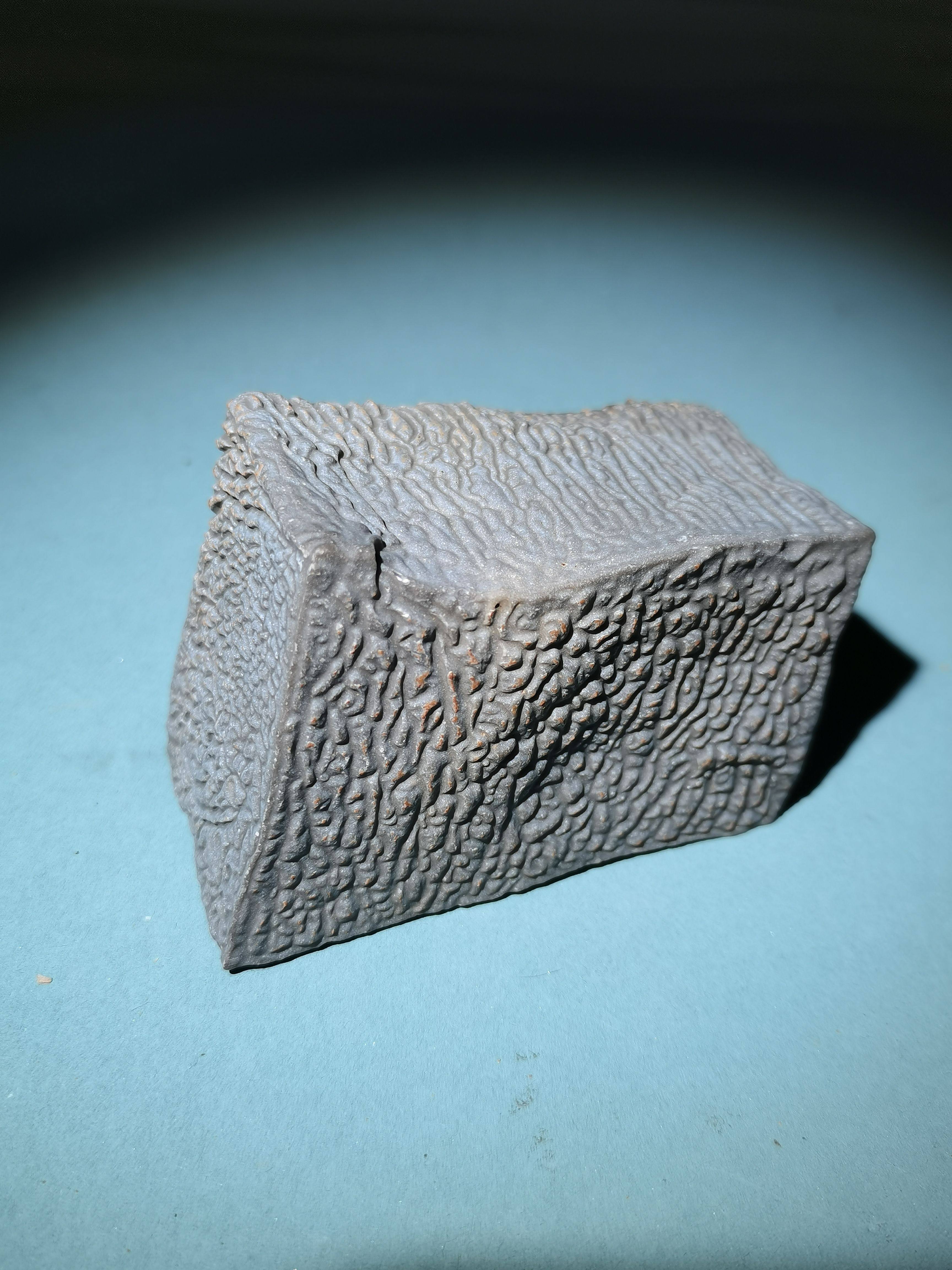 戈壁石中的新疆奇石“满纹泥石”为何像枕头,上面还有使用痕迹?-饰品手办衍生品-淘宝好物网