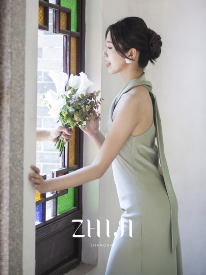 之既offical不对称挂脖缎面新娘晨袍小众高级轻奢伴娘晚礼服