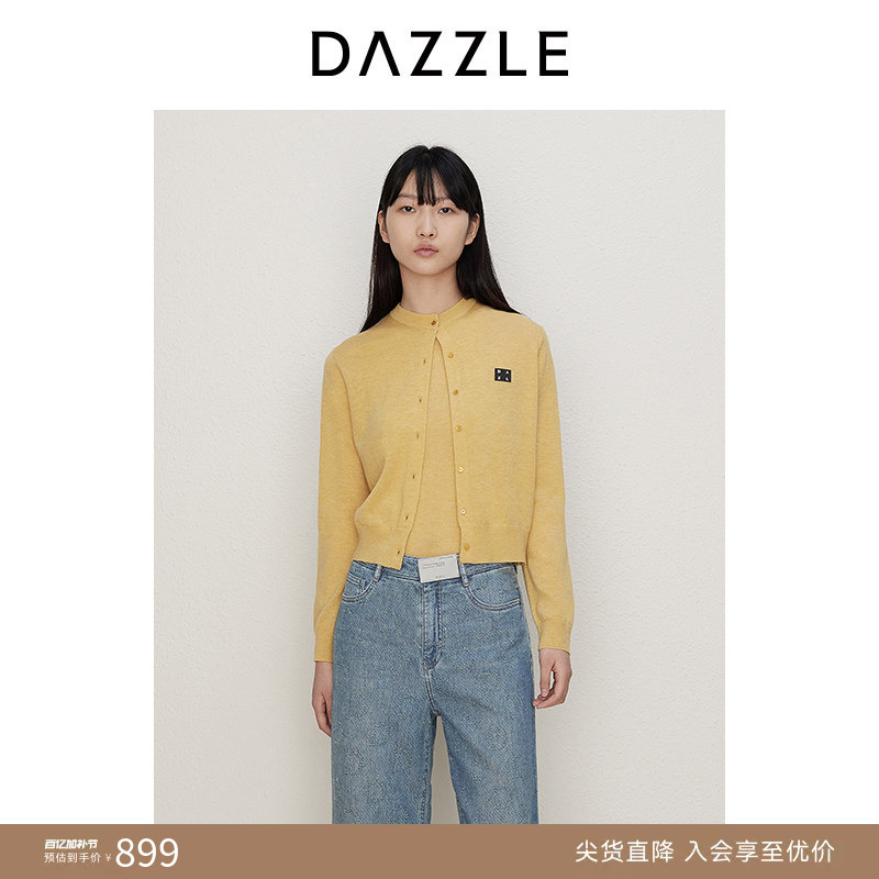 Dazzle Yellow Knitted Sweater Two-Piece Set Can Be Styled in a Cool Way