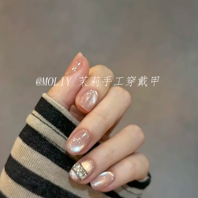 Autumn and Winter Glass-Like Photoluminescent Cat-Eye Nail Art, Gentle and Brightening, Sparkling Rhinestone-Studded Press-On Nails, Removable Fake Nails