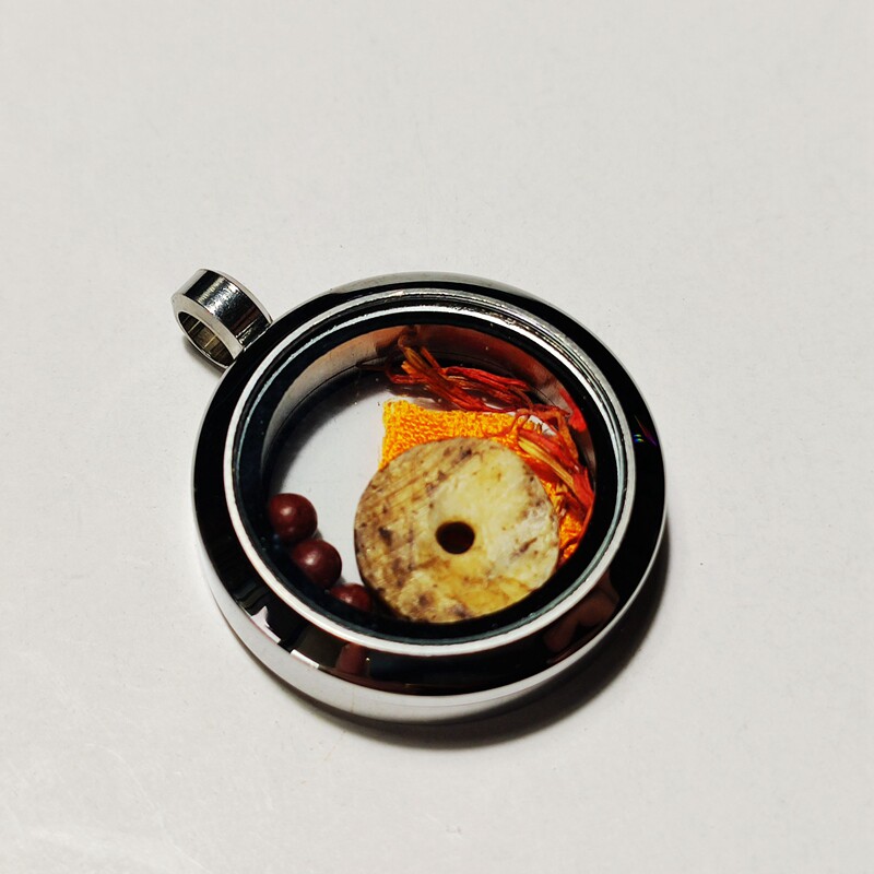 Tibet Jokhang Temple Sakyamuni Buddha and other body like Buddha's clothes, Fami, see the release of Tibetan Gawu box pendant amulet