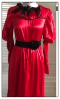 99018 красная юбка, черный пояс, черный головной убор
