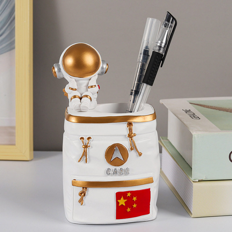 New spaceman ornaments children's student study stationery storage office desktop decoration creative pen holder