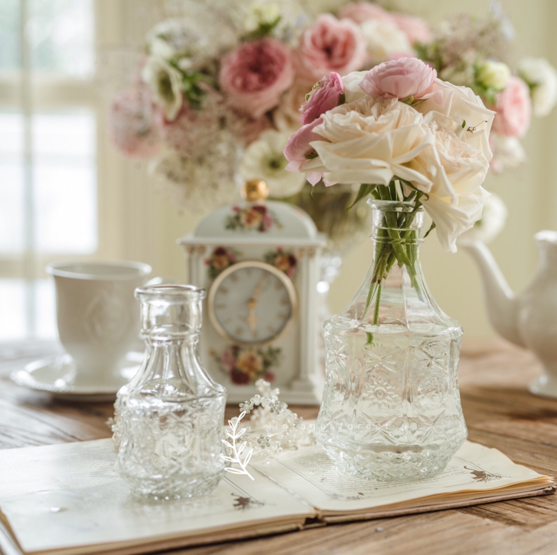 External Single Retro Relief Method Type Glass Vase Photography Props Engraving Hydropony Dry Flower Vase Home Living Room Decoration