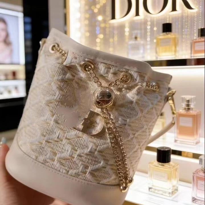 Summer Straw Cosmetic Bag for Women, Portable Bamboo Woven Bag for Commuting, Refreshing and Stylish Makeup Storage and Organizer Bag