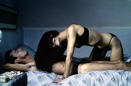 赤裸裸 Naked1993剧照1