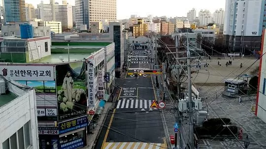 逃离乌托邦2023剧照3