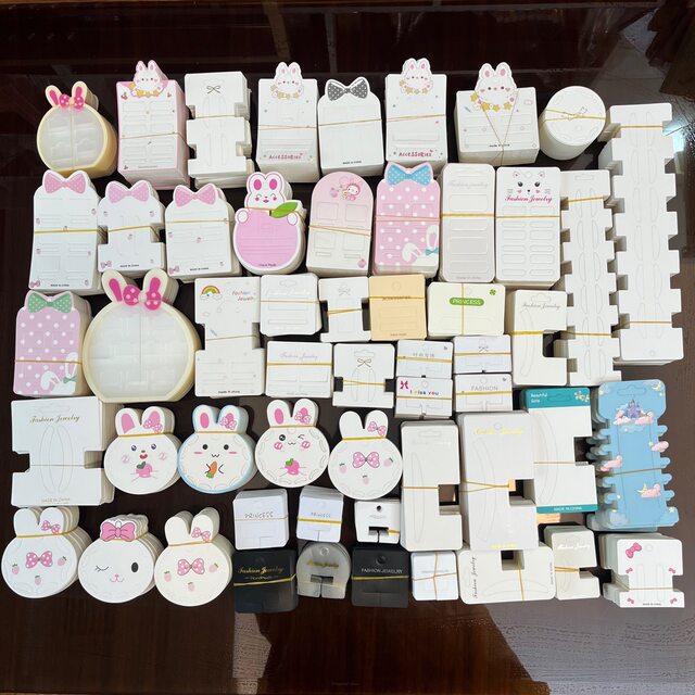 Packaging Cards for Trendy Hair Clips Sold at Street Stalls, Including Large and Small Claw Clips, Shark Clips, and Paper Tags