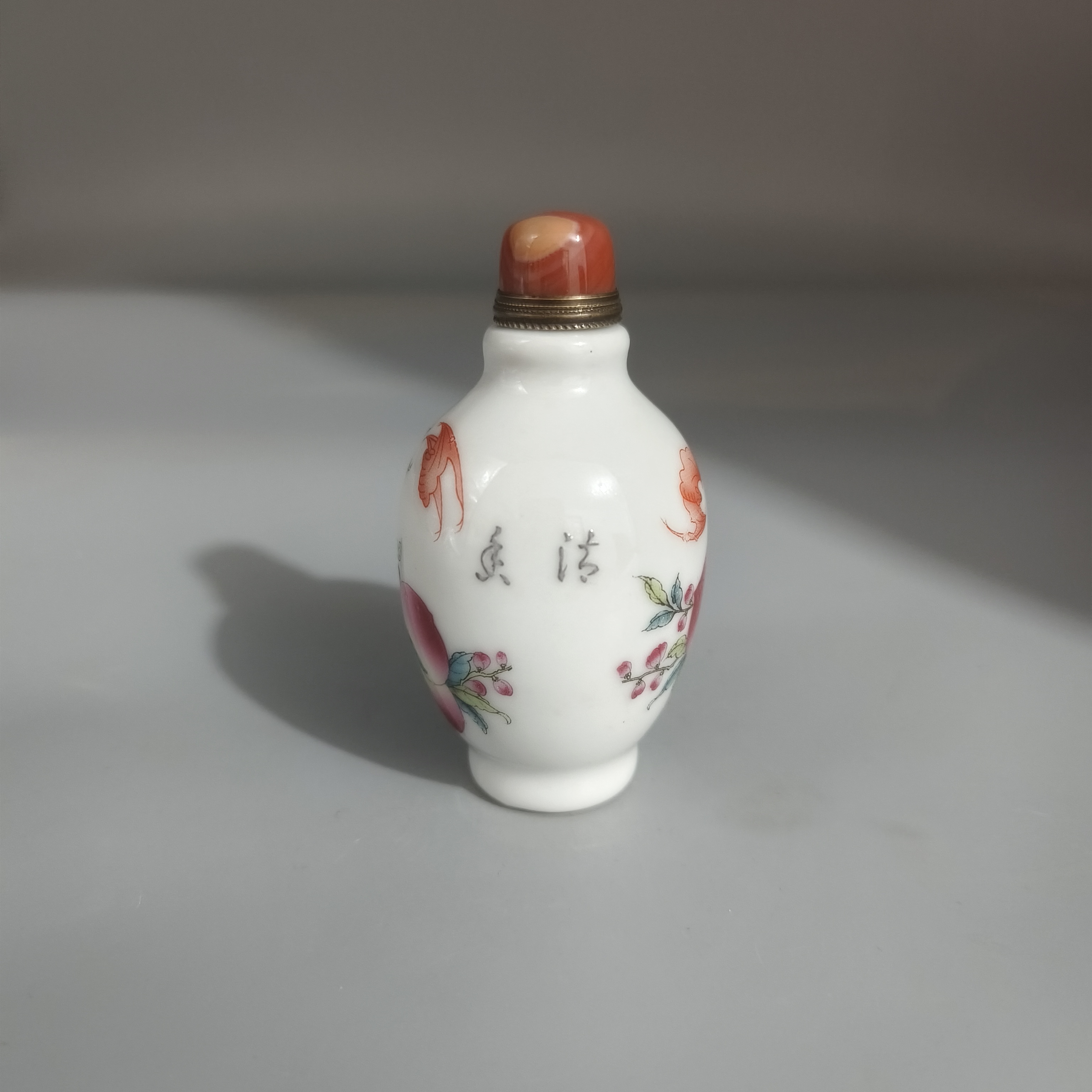 喫煙具 清 乾隆年製 鼻煙壷 浮彫粉彩色絵『双龍祥雲文』嗅ぎタバコ 双孔 蓋なし 喫煙具 清 乾隆年製 鼻煙壷 浮彫粉彩色絵『双龍祥雲文』