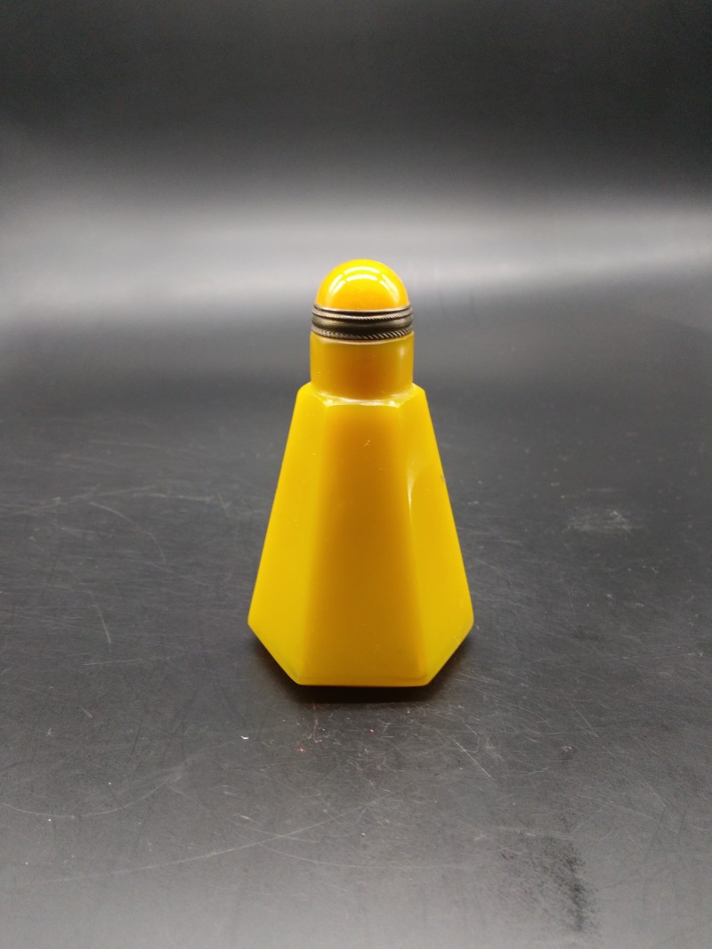 New product thick material multi-ling chicken oil yellow glass snuff bottle Bo antique rack office decoration practical antique play gift