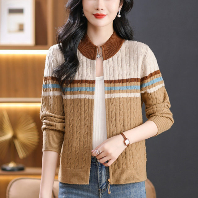 Stand collar sweater cardigan coat women's spring wear 2024 ແມ່​ໃຫມ່ casual zipper striped sweater sweater ເທິງນອກ