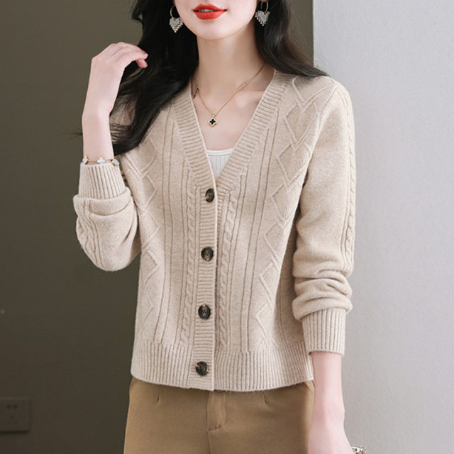 Knitted Cardigan Women's Twist Top Spring and Autumn 2024 New Short Style Outer Matching Skirt Small Sweater Jacket