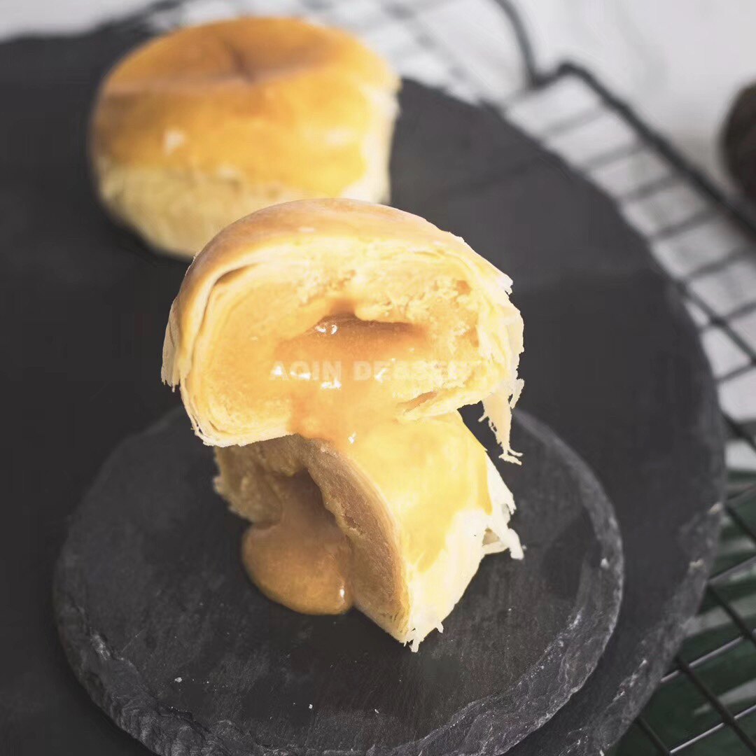 Net red snacks burst pulp milk yellow heart crisp made afternoon tea dessert eat broadcast the same 4 pieces