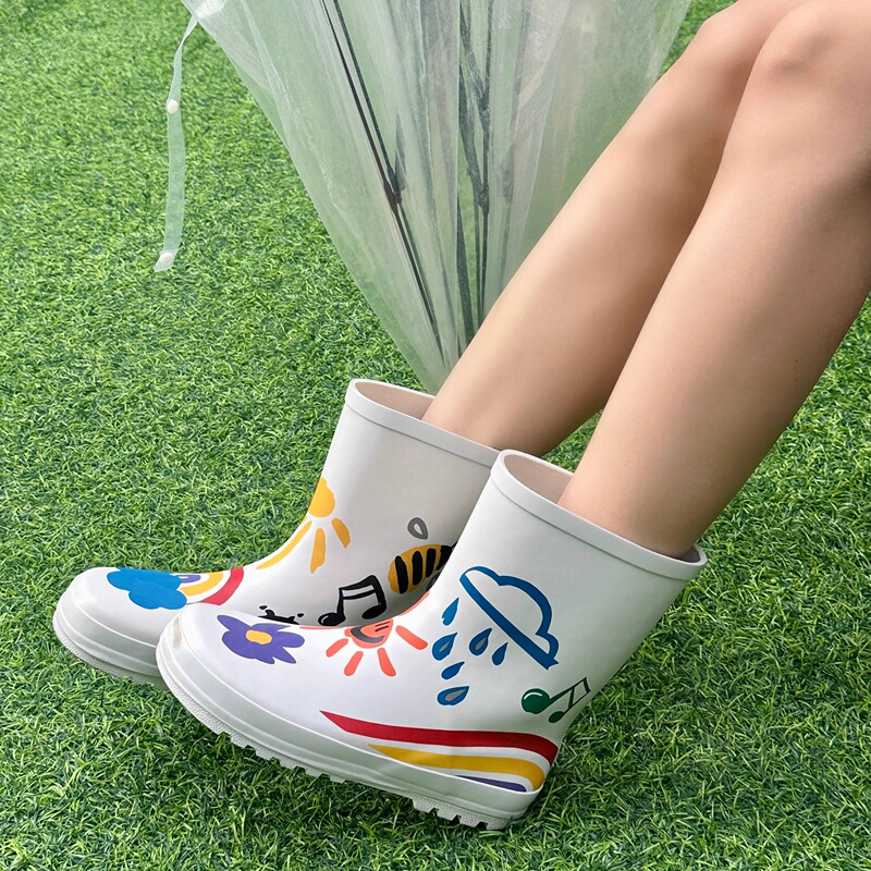 Children's Rain Boots with White Flower Graffiti Design, Rainbow Color Scheme, Non-Slip Design for Rainy Days, Suitable as a Gift for Chinese Valentine's Day, Rubber Medium-Soft Sole Children's Rain Boots with White Flower Graffiti Design, Rainbow Color Scheme, Non-Slip Design for Rainy Days, Suitable as a Gift for Chinese Valentine's Day, Rubber Medium-Soft Sole