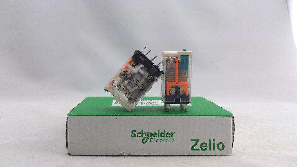 New plug-in intermediate relay small 2 pair contacts 5A8 feet two open two closed 24V RXM2LB2BD