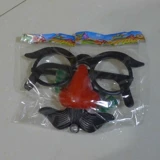 Смешная борода, уставившись на Toys Смешные глаза, дуя дракон