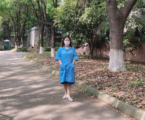 Антистатическое платье с короткими рукавами.