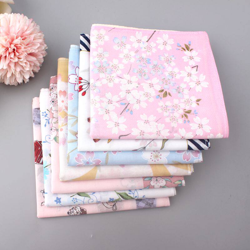 プリント柄の女性用純綿ハンカチ。大きめサイズ、極薄、柔らかく、吸汗性に優れ、ヴィンテージ感があり、懐かしく、ファッショナブルです。