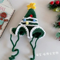 Зелёная ёлочная шапка одного размера подходит всем.