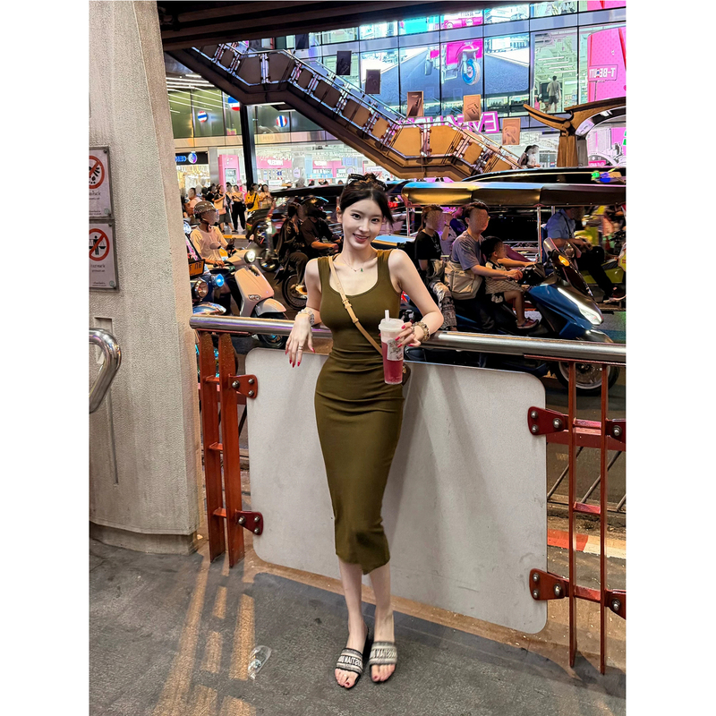 Simple and Elegant Olive Green Wide-Strap Ribbed Dress for Women, Spring and Summer Slim-Fit Waist-Cinching Vacation Travel Long Dress
