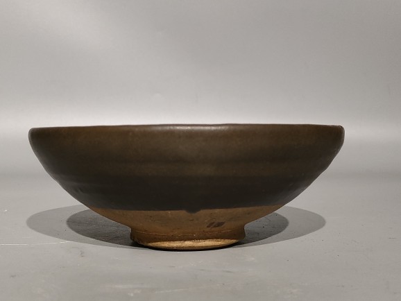 宋代磁州窑大碗此器型规整，做工精美，实属难得，保存完好。