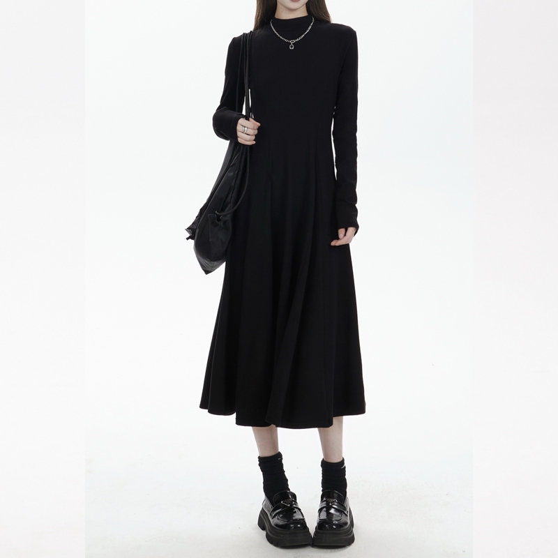 Black Half-High Collar Long-Sleeve Dress for Petite Women, Simple and Versatile, Early Spring 2026, Very Pretty Mid-Length Dress
