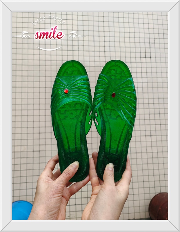 Factory Direct Sales of Classic Old-Style Pvc Transparent Non-Slip Breathable Wedge Plastic Odorless Summer Mom Slippers for Women